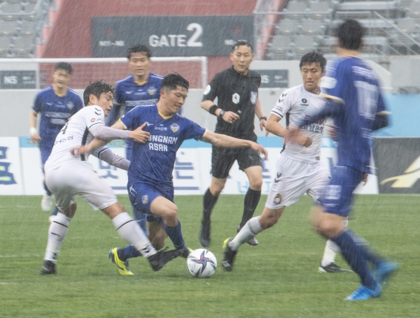 아산FC는 3일(토) 오후 아산 이순신종합운동장에서 경남FC와 홈경기를 치렀다. 이날 경기에서 논란의 중심에 선 료헤이 선수(사진 가운데 푸른색 유니폼)가 선발출전했다.