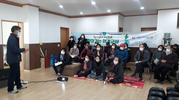 쓰레기 분리배출에 대해 함께 이야기를 나누고 있다.