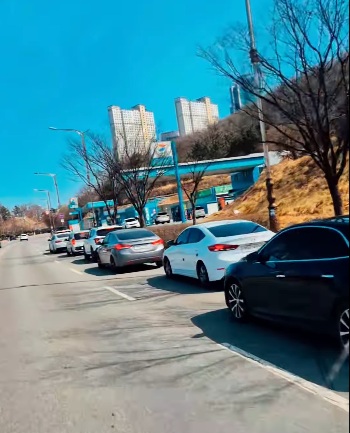 기름값 싼 주유소를 찾는 시민들의 차량 행렬이 길게 이어지고 있다