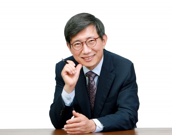 *조영종(충청남도교육삼락회 상임부회장. 천안선행로타리클럽회장, 파랑나비봉사단장, 전 한국국•공립고등학교장회장. 전 한국교총수석부회장. 전 천안오성고 교장. 전 천안부성중 교장)